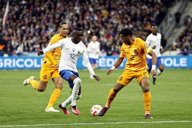 SAINT-DENIS - (l-r) Virgil van Dijk of Holland, Randal Kolo Muani of France, Jurrien Timber of Holland during the UEFA EURO, EM, Europameisterschaft,Fussball 2024 qualifying match between France and Netherlands at Stade de France on March 24, 2023 in Saint-Denis, France. ANP MAURICE VAN STONE UEFA EURO 2024 Qualifying Round 2022 2023 xVIxANPxSportx xxANPxIVx 465703627 originalFilename: 465703627.jpg