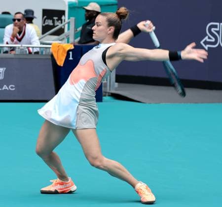 Sport Bilder des Tages Maria Sakkara from Greece starts to fall backwards after hitting a forehand shot back to Bianca Andreescu from Canada during day three at the Miami Open in the Hard Rock Stadium in Miami Gardens, Florida, on Friday, March 24, 2023. Andreescu defeated Sakkara 7-7,6-3,6-4.  MIA20230324112 GARYxIxROTHSTEIN