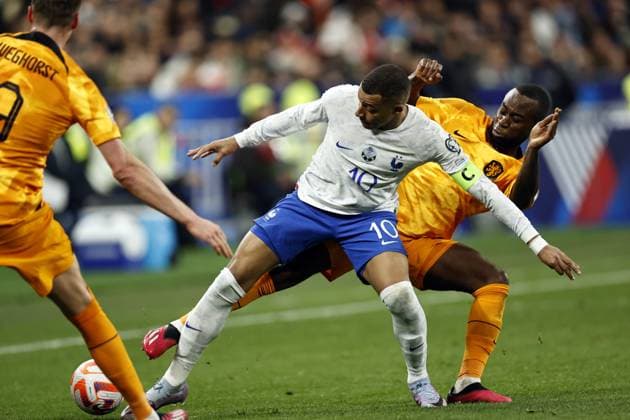 SAINT-DENIS - (lr) Kylian Mbappe of France, Lutsharel Geertruida of Holland during the UEFA EURO, EM, Europameisterschaft,Fussball 2024 qualifying match between France and Netherlands at Stade de France on March 24, 2023 in Saint-Denis, France. ANP MAURICE VAN STONE UEFA EURO 2024 Qualifying Round 2022 2023 xVIxANPxSportx xxANPxIVx 465705361 originalFilename: 465705361.jpg