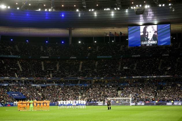 Hommages des joueurs a Claude Simonet FOOTBALL : France vs Pays Bas - Eliminatoires Euro2024 - 24 03 2023 JBAutissier Panoramic 