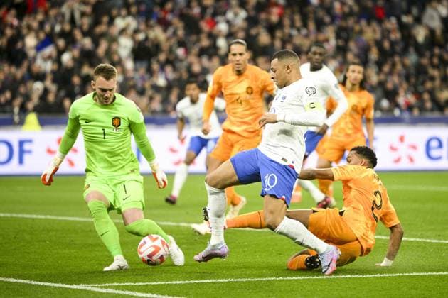MBAPPE Kylian (FRA) vs TIMBER Jurrien (NED) Jasper Cillessen (NED) FOOTBALL : France vs Pays Bas - Eliminatoires Euro2024 - 24 03 2023 JBAutissier Panoramic 