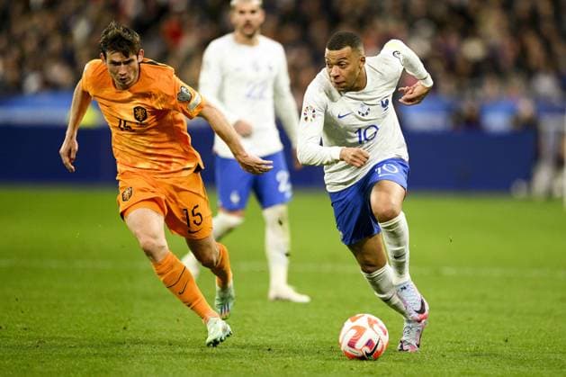 MBAPPE Kylian (FRA) vs DE ROON Marten (NED) FOOTBALL : France vs Pays Bas - Eliminatoires Euro2024 - 24 03 2023 JBAutissier Panoramic 