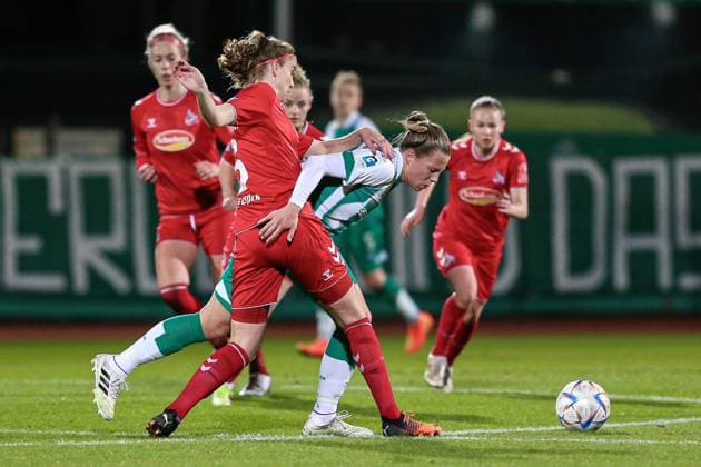 v.li.: Myrthe Moorrees (1. FC Köln, 6) und Christin Meyer (SV Werder Bremen, 20) im Zweikampf, Duell, Dynamik, Aktion, Action, Spielszene, DIE DFB-RICHTLINIEN UNTERSAGEN JEGLICHE NUTZUNG VON FOTOS ALS SEQUENZBILDER UND ODER VIDEOÄHNLICHE FOTOSTRECKEN. DFB REGULATIONS PROHIBIT ANY USE OF PHOTOGRAPHS AS IMAGE SEQUENCES AND OR QUASI-VIDEO., 24.03.2023, Bremen (Deutschland), Fussball, Flyeralarm Frauen-Bundesliga, SV Werder Bremen - 1. FC Köln
