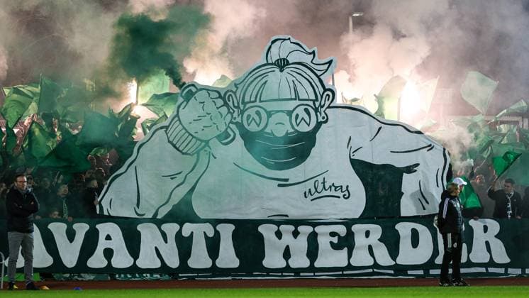 v.li.: die Fans des SV Werder Bremen Fans zeigen Choreo, Choreographie der Zuschauer, Fans, Publikum, Zuschauer, Stimmung, Atmosphäre, Stadion, Bengalo, Bengalos, Pyro, Pyrotechnik, Feuerwerk, DIE DFB-RICHTLINIEN UNTERSAGEN JEGLICHE NUTZUNG VON FOTOS ALS SEQUENZBILDER UND ODER VIDEOÄHNLICHE FOTOSTRECKEN. DFB REGULATIONS PROHIBIT ANY USE OF PHOTOGRAPHS AS IMAGE SEQUENCES AND OR QUASI-VIDEO., 24.03.2023, Bremen (Deutschland), Fussball, Flyeralarm Frauen-Bundesliga, SV Werder Bremen - 1. FC Köln