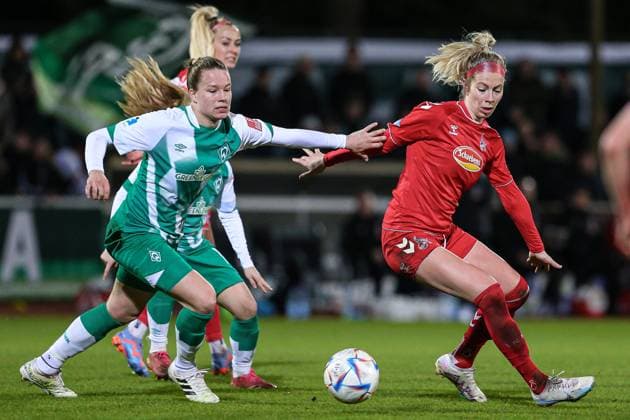 v.li.: Christin Meyer (SV Werder Bremen, 20) und Sharon Beck (1. FC Köln, 10) im Zweikampf, Duell, Dynamik, Aktion, Action, Spielszene, DIE DFB-RICHTLINIEN UNTERSAGEN JEGLICHE NUTZUNG VON FOTOS ALS SEQUENZBILDER UND ODER VIDEOÄHNLICHE FOTOSTRECKEN. DFB REGULATIONS PROHIBIT ANY USE OF PHOTOGRAPHS AS IMAGE SEQUENCES AND OR QUASI-VIDEO., 24.03.2023, Bremen (Deutschland), Fussball, Flyeralarm Frauen-Bundesliga, SV Werder Bremen - 1. FC Köln