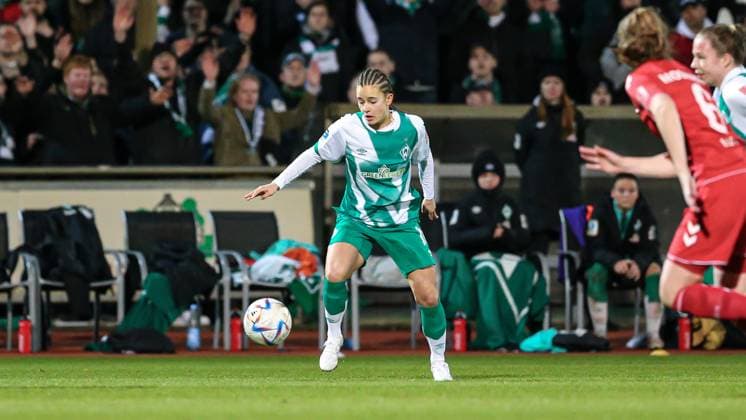 v.li.: Tuana Keles (SV Werder Bremen, 10) am Ball, Einzelbild, Ganzkörper, Aktion, Action, Spielszene, DIE DFB-RICHTLINIEN UNTERSAGEN JEGLICHE NUTZUNG VON FOTOS ALS SEQUENZBILDER UND ODER VIDEOÄHNLICHE FOTOSTRECKEN. DFB REGULATIONS PROHIBIT ANY USE OF PHOTOGRAPHS AS IMAGE SEQUENCES AND OR QUASI-VIDEO., 24.03.2023, Bremen (Deutschland), Fussball, Flyeralarm Frauen-Bundesliga, SV Werder Bremen - 1. FC Köln