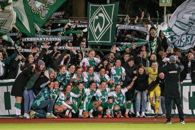 v.li.: Spielerinnen des SV Werder Bremen beim Gruppenfoto, Siegerfoto mit den Fans, Anhängern, Ultras, mit Jubel über den Sieg, Freude über das gewonnene Spiel , DIE DFB-RICHTLINIEN UNTERSAGEN JEGLICHE NUTZUNG VON FOTOS ALS SEQUENZBILDER UND ODER VIDEOÄHNLICHE FOTOSTRECKEN. DFB REGULATIONS PROHIBIT ANY USE OF PHOTOGRAPHS AS IMAGE SEQUENCES AND OR QUASI-VIDEO., 24.03.2023, Bremen (Deutschland), Fussball, Flyeralarm Frauen-Bundesliga, SV Werder Bremen - 1. FC Köln