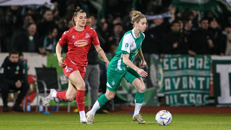 v.li.: Selina Cerci (1. FC Köln, 29) und Saskia Matheis (SV Werder Bremen, 19) im Laufduell, Zweikampf, Duell, Dynamik, Aktion, Action, Spielszene, DIE DFB-RICHTLINIEN UNTERSAGEN JEGLICHE NUTZUNG VON FOTOS ALS SEQUENZBILDER UND ODER VIDEOÄHNLICHE FOTOSTRECKEN. DFB REGULATIONS PROHIBIT ANY USE OF PHOTOGRAPHS AS IMAGE SEQUENCES AND OR QUASI-VIDEO., 24.03.2023, Bremen (Deutschland), Fussball, Flyeralarm Frauen-Bundesliga, SV Werder Bremen - 1. FC Köln