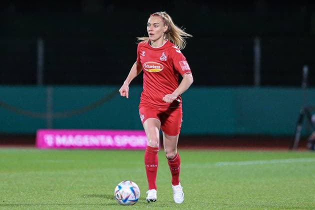 v.li.: Sarah Puntigam (1. FC Köln, 17) am Ball, Freisteller, Einzelbild, Ganzkörper, Aktion, Action, Spielszene, DIE DFB-RICHTLINIEN UNTERSAGEN JEGLICHE NUTZUNG VON FOTOS ALS SEQUENZBILDER UND ODER VIDEOÄHNLICHE FOTOSTRECKEN. DFB REGULATIONS PROHIBIT ANY USE OF PHOTOGRAPHS AS IMAGE SEQUENCES AND OR QUASI-VIDEO., 24.03.2023, Bremen (Deutschland), Fussball, Flyeralarm Frauen-Bundesliga, SV Werder Bremen - 1. FC Köln