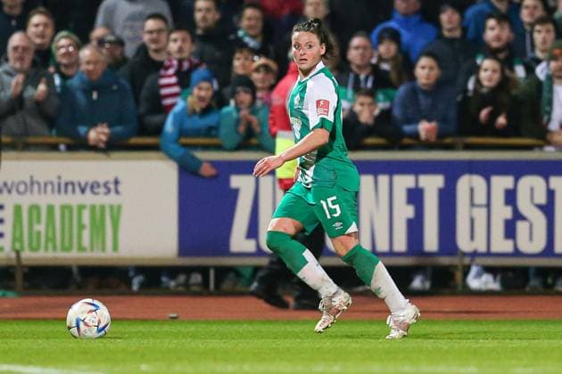 v.li.: Jasmin Sehan (SV Werder Bremen, 15) fa, DIE DFB-RICHTLINIEN UNTERSAGEN JEGLICHE NUTZUNG VON FOTOS ALS SEQUENZBILDER UND ODER VIDEOÄHNLICHE FOTOSTRECKEN. DFB REGULATIONS PROHIBIT ANY USE OF PHOTOGRAPHS AS IMAGE SEQUENCES AND OR QUASI-VIDEO., 24.03.2023, Bremen (Deutschland), Fussball, Flyeralarm Frauen-Bundesliga, SV Werder Bremen - 1. FC Köln