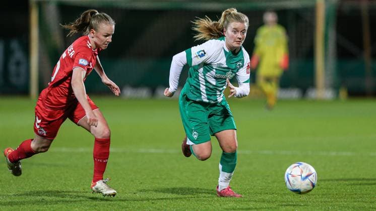 v.li.: Laura Donhauser (1. FC Köln, 25) und Ricarda Walkling (SV Werder Bremen, 13) im Zweikampf, Duell, Dynamik, Aktion, Action, Spielszene, DIE DFB-RICHTLINIEN UNTERSAGEN JEGLICHE NUTZUNG VON FOTOS ALS SEQUENZBILDER UND ODER VIDEOÄHNLICHE FOTOSTRECKEN. DFB REGULATIONS PROHIBIT ANY USE OF PHOTOGRAPHS AS IMAGE SEQUENCES AND OR QUASI-VIDEO., 24.03.2023, Bremen (Deutschland), Fussball, Flyeralarm Frauen-Bundesliga, SV Werder Bremen - 1. FC Köln