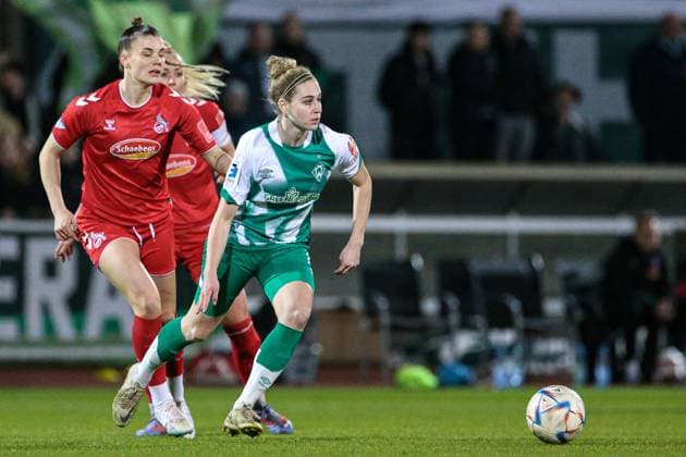 v.li.: Selina Cerci (1. FC Köln, 29) und Saskia Matheis (SV Werder Bremen, 19) im Zweikampf, Duell, Dynamik, Aktion, Action, Spielszene, DIE DFB-RICHTLINIEN UNTERSAGEN JEGLICHE NUTZUNG VON FOTOS ALS SEQUENZBILDER UND ODER VIDEOÄHNLICHE FOTOSTRECKEN. DFB REGULATIONS PROHIBIT ANY USE OF PHOTOGRAPHS AS IMAGE SEQUENCES AND OR QUASI-VIDEO., 24.03.2023, Bremen (Deutschland), Fussball, Flyeralarm Frauen-Bundesliga, SV Werder Bremen - 1. FC Köln