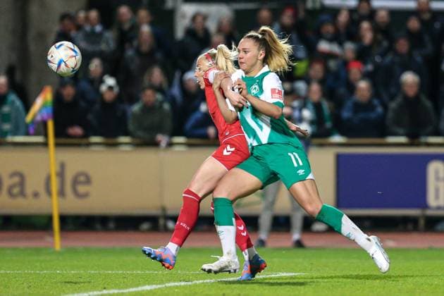 v.li.: Mandy Islacker (1. FC Köln, 8) und Maja Sternad (SV Werder Bremen, 11) im Zweikampf, Duell, Dynamik, Aktion, Action, Spielszene, DIE DFB-RICHTLINIEN UNTERSAGEN JEGLICHE NUTZUNG VON FOTOS ALS SEQUENZBILDER UND ODER VIDEOÄHNLICHE FOTOSTRECKEN. DFB REGULATIONS PROHIBIT ANY USE OF PHOTOGRAPHS AS IMAGE SEQUENCES AND OR QUASI-VIDEO., 24.03.2023, Bremen (Deutschland), Fussball, Flyeralarm Frauen-Bundesliga, SV Werder Bremen - 1. FC Köln