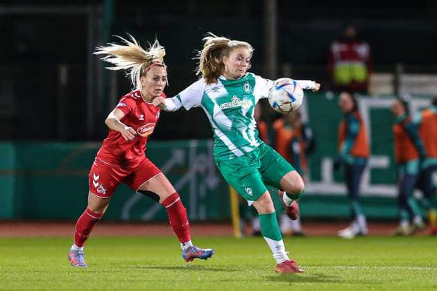 v.li.: Mandy Islacker (1. FC Köln, 8) und Ricarda Walkling (SV Werder Bremen, 13) im Zweikampf, Duell, Dynamik, Aktion, Action, Spielszene, DIE DFB-RICHTLINIEN UNTERSAGEN JEGLICHE NUTZUNG VON FOTOS ALS SEQUENZBILDER UND ODER VIDEOÄHNLICHE FOTOSTRECKEN. DFB REGULATIONS PROHIBIT ANY USE OF PHOTOGRAPHS AS IMAGE SEQUENCES AND OR QUASI-VIDEO., 24.03.2023, Bremen (Deutschland), Fussball, Flyeralarm Frauen-Bundesliga, SV Werder Bremen - 1. FC Köln