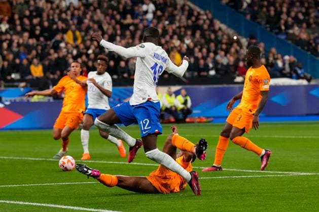 (230325) -- PARIS, March 25, 2023 -- France s Randal Kolo Muani (Up) breaks through during the UEFA EURO, EM, Europameisterschaft,Fussball 2024 qualification match between France and the Netherlands in Paris, France, March 24, 2023. (Photo by Glenn Gervot Xinhua) (SP)FRANCE-PARIS-FOOTBALL-UEFA EURO 2024 QUALIFIERS-FRANCE VS NETHERLANDS GxLennGervotgaojing 