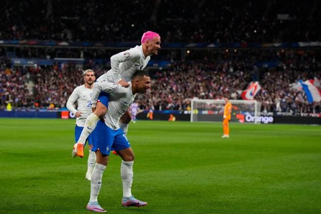 Sport Bilder des Tages (230325) -- PARIS, March 25, 2023 -- France s Antoine Griezmann (Up) celebrates his goal with Kylian Mbappe during the UEFA EURO, EM, Europameisterschaft,Fussball 2024 qualification match between France and the Netherlands in Paris, France, March 24, 2023. (Photo by Glenn Gervot Xinhua) (SP)FRANCE-PARIS-FOOTBALL-UEFA EURO 2024 QUALIFIERS-FRANCE VS NETHERLANDS GxLennGervotgaojing 