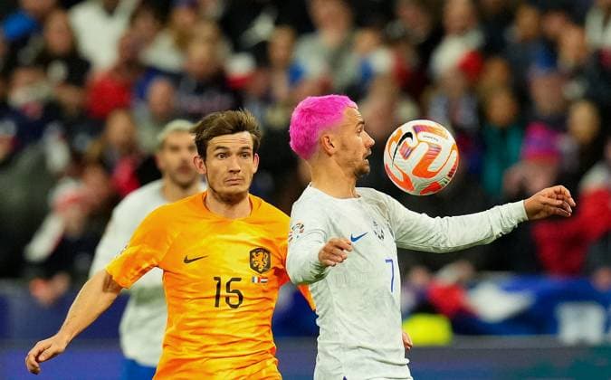 (230325) -- PARIS, March 25, 2023 -- France s Antoine Griezmann (R) vies with the Netherlands Marten de Roon during the UEFA EURO, EM, Europameisterschaft,Fussball 2024 qualification match between France and the Netherlands in Paris, France, March 24, 2023. (Photo by Glenn Gervot Xinhua) (SP)FRANCE-PARIS-FOOTBALL-UEFA EURO 2024 QUALIFIERS-FRANCE VS NETHERLANDS GxLennGervotgaojing 