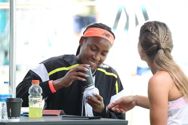 March 24, 2023, Miami Gardens, Florida, United States Of America: MIAMI GARDENS, FLORIDA - MARCH 24: Coco Gauff seen crocheting at Hard Rock Stadium on March 24, 2023 in Miami Gardens, Florida....People: Coco Gauff Miami Gardens United States Of America - ZUMAs214 20230324_zda_s214_298 Copyright: xSMGx