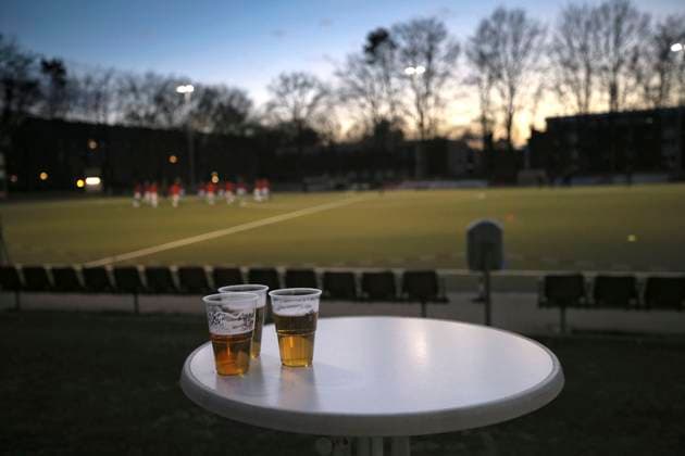 Sport Themen der Woche KW12 Foto : die Fans sind auch schon da , bekommen an der Bude Würstchen - Frikadellen und Bier Fussball Oberliga Hamburg am Fr. 24.03.2023 TuS Osdorf - ETV Eimsbüttel 3 - 3 *** Photo the fans are also already there, get at the booth sausages meatballs and beer Football Oberliga Hamburg on Fri 24 03 2023 TuS Osdorf ETV Eimsbüttel 3 3
