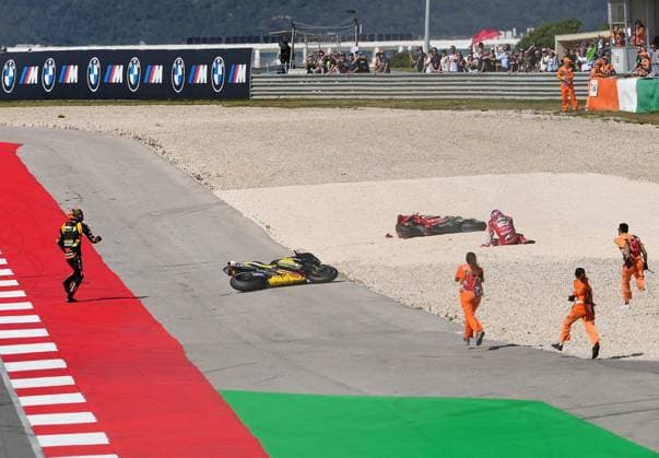 Sport Themen der Woche KW12 Sport Bilder des Tages 25.03.2023, Autodromo International do Algarve, Portimao, MOTO GP GRANDE PREMIO DE PORTUGAL 2023 , im Bild Luca Marini aus Italien, Mooney VR46 Racing Team hat Enea Bastianini aus Italien, Ducati Lenovo Team umgefahren und läuft zu seinem Motorrad. Enea Bastianini aus Italien, Ducati Lenovo Team sitzt verletzt im Kiesbett. Portimao Autodromo International do Algarve Portugal *** 25 03 2023, Autodromo International do Algarve, Portimao, MOTO GP GRANDE PREMIO DE PORTUGAL 2023 , pictured Luca Marini of Italy, Mooney VR46 Racing Team has knocked down Enea Bastianini of Italy, Ducati Lenovo Team running to his bike Enea Bastianini of Italy, Ducati Lenovo Team sits injured in the gravel Portimao Autodromo International do Algarve Portugal  eu-images-506