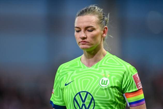 Alexandra Popp (Alex Popp, Wolfsburg, 11) enttäuscht schauend, Enttäuschung, Frustration, disappointed, pessimistisch, Einzelbild, Aktion, Action, Porträt, Portrait, 25.03.2023, München (Deutschland), Fussball, Flyeralarm Frauen-Bundesliga, FC Bayern München - VfL Wolfsburg, DFB DFL REGULATIONS PROHIBIT ANY USE OF PHOTOGRAPHS AS IMAGE SEQUENCES AND OR QUASI-VIDEO.