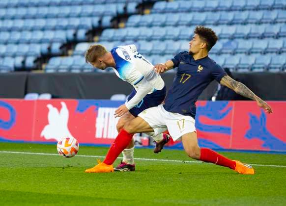 Leicester, England, March 25th 2023: iEmile Smith Rowe (10 England) is tackled by Valentin Gendrey (17 France) during the International Friendly, Länderspiel, Nationalmannschaft football match between England and France at the King Power Stadium in Leicester, England. (James Whitehead SPP) Copyright: xJamesxWhiteheadx xSPPx spp-en-JaWhSp-EU21vFU21081
