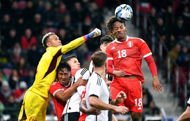 Sport Themen der Woche KW12 Sport Bilder des Tages Fussball, Herren, Deutschland, Nationalmannschaft, Länderspiel, Mewa-Arena Mainz: Deutschland - Peru; Pedro Gallese (PER), Andre Carrillo (PER). Aktion DFB REGULATIONS PROHIBIT ANY USE OF PHOTOGRAPHS AS IMAGE SEQUENCES AND OR QUASI-VIDEO. *** Football, Men, Germany, National Team, International Match, Mewa Arena Mainz Germany Peru Pedro Gallese PER , Andre Carrillo PER Action DFB REGULATES PROHIBIT ANY USE OF PHOTOGRAPHS AS IMAGE SEQUENCES AND OR QUASI VIDEO
