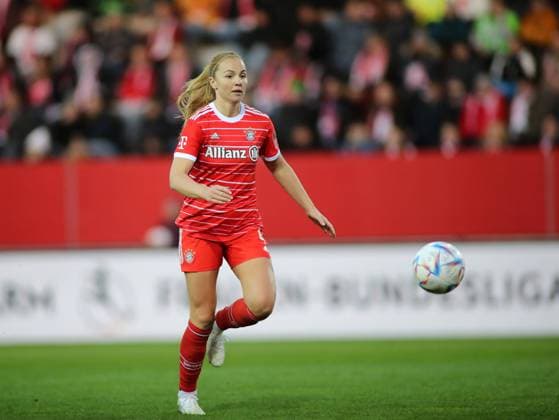 München, Deutschland 25. März 2023: Fussball, Flyeralarm Frauen Bundesliga, Saison 2022 2023, FC Bayern München - VFL Wolfsburg, Campus Glodis Perla Viggosdottir (FC Bayern München) mit Ball im Angriff