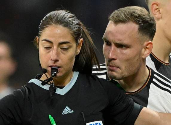 Sport Themen der Woche KW12 Sport Bilder des Tages Schiedsrichterin Referee Maria Sole Caputi (Italien) gibt gelbe Karte gelb Verwarnung wird von David Raum GER bedraengt Deutschland GER vs Peru PER Freundschaftsspiel 25.06.2023 Mainz MEWA Arena DFL REGULATIONS PROHIBIT ANY USE OF PHOTOGRAPHS AS IMAGE SEQUENCES AND OR QUASI-VIDEO Deutschland GER vs Peru PER *** Referee Referee Maria Sole Caputi Italy gives yellow card yellow caution is considered by David Raum GER Germany GER vs Peru PER friendly 25 06 2023 Mainz MEWA Arena DFL REGULATIONS PROHIBIT ANY USE OF PHOTOGRAPHS AS IMAGE SEQUENCES AND OR QUASI VIDEO Germany GER vs Peru PER