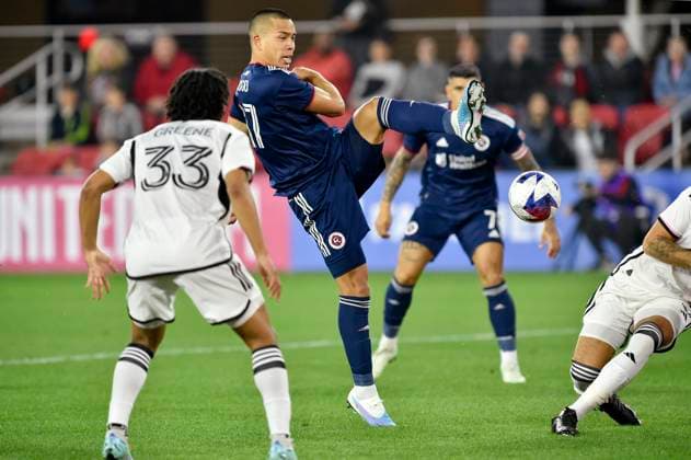 WASHINGTON, DC - MARCH 25: New England Revolution forward Bobby Wood (17) takes a shot on net during the New England Revolution versus D.C. United Major League Soccer MLS, Fussball Herren, USA game on March 25, 2023 at Audi Field in Washington, D.C.. (Photo by Randy Litzinger Icon Sportswire) SOCCER: MAR 25 MLS - D.C. United vs New England Revolution Icon9662303250144