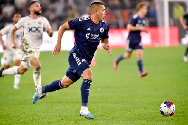 WASHINGTON, DC - MARCH 25: New England Revolution forward Bobby Wood (17) dribbles to the goal during the New England Revolution versus D.C. United Major League Soccer MLS, Fussball Herren, USA game on March 25, 2023 at Audi Field in Washington, D.C.. (Photo by Randy Litzinger Icon Sportswire) SOCCER: MAR 25 MLS - D.C. United vs New England Revolution Icon9662303250381