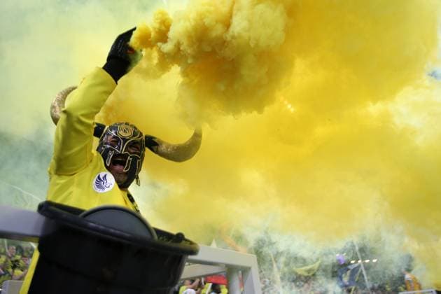 Sport Themen der Woche KW12 Sport Bilder des Tages NASHVILLE, TN - MARCH 25: Nashville SC fans ignite a yellow smoke bomb during player introductions prior to a match between Nashville SC and FC Cincinnati, March 25, 2023 at GEODIS Park in Nashville, Tennessee. (Photo by Matthew Maxey Icon Sportswire) SOCCER: MAR 25 MLS, Fussball Herren, USA - Nashville SC vs FC Cincinnati Icon2303258