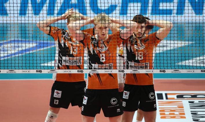 Bilder des Jahres 2023, Sport 03 März Sport Themen der Woche KW12 Sport Bilder des Tages Ruben Schott, Anton Brehme, Matheus Krauchuk am Netz Volleyball Playoff Viertel-Finale 1.Spiel Bundesliga Herren Saison 2022 2023 25.03.2023 BR Volleys Berlin BRV vs. TSV Haching München *** Ruben Schott, Anton Brehme, Matheus Krauchuk at the net Sport Volleyball Playoff Quarter Final 1 Game Bundesliga Men Season 2022 2023 25 03 2023 BR Volleys Berlin BRV vs TSV Haching München