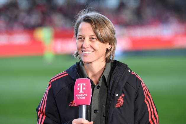 Frauenfußball - RECH Bianca Sportliche Leiterin des FC Bayern Frauen bei dem Flyeralarm Frauenfußball-Bundesligaspiel des FC Bayern München gegen VFL Wolfsburg am 25.03.2023, Deutschland, Bayern München FC Bayern Campus Bayern Deutschland