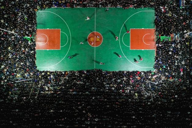 Sport Themen der Woche KW12 TAIJIANG, CHINA - MARCH 25: Spectators watch a Beautiful Village Basketball League game at Taipan village on March 25, 2023 in Taijiang County, Qiandongnan Miao and Dong Autonomous Prefecture, Guizhou Province of China.  Copyright: xChinaxNewsxServicex VCG111428912159 