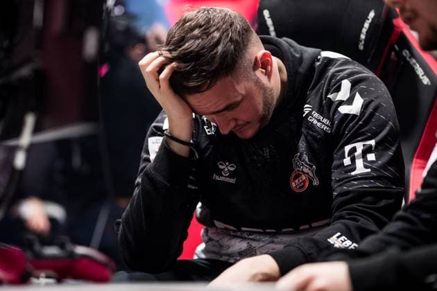 Virtual Bundesliga Club Championship Finale THESTRXNGER (1. FC Koeln) niedergeschlagen nach der Niederlage Virtual Bundesliga Club Championship Finale; Koeln, Strassenkickerbase, 26.03.2023