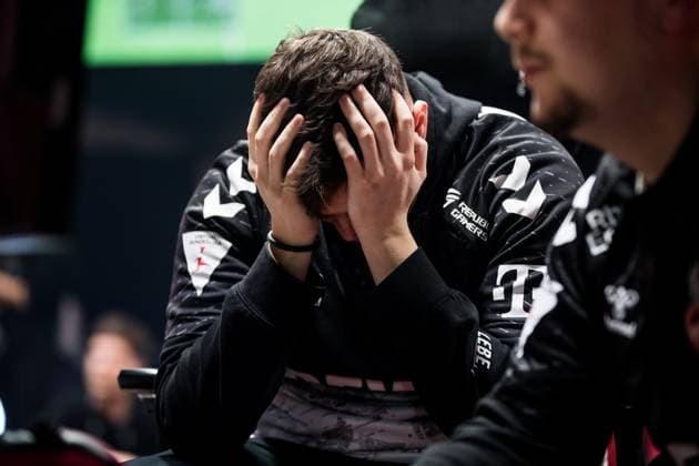 Virtual Bundesliga Club Championship Finale THESTRXNGER (1. FC Koeln) niedergeschlagen nach der Niederlage Virtual Bundesliga Club Championship Finale; Koeln, Strassenkickerbase, 26.03.2023