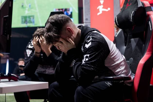Virtual Bundesliga Club Championship Finale DENIS (1. FC Koeln) niedergeschlagen nach der Niederlage Virtual Bundesliga Club Championship Finale; Koeln, Strassenkickerbase, 26.03.2023
