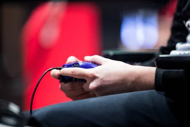 Virtual Bundesliga Club Championship Finale Symbolfoto Haende an Controller Virtual Bundesliga Club Championship Finale; Koeln, Strassenkickerbase, 26.03.2023