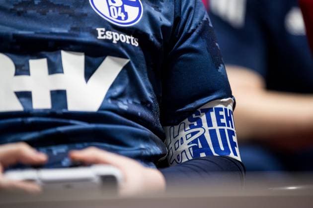 Virtual Bundesliga Club Championship Finale SERHATINHO (FC Schalke 04) Kapitaensbinde StehAuf Virtual Bundesliga Club Championship Finale; Koeln, Strassenkickerbase, 26.03.2023