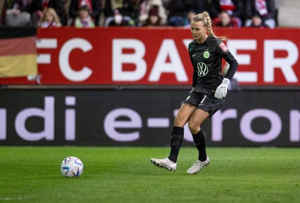 Merle Frohms (Torfrau, VFL Wolfsburg Frauen, 1). FC Bayern Muenchen Frauen gegen VfL Wolfsburg, Fussball, Frauen-Bundesliga, 16. Spieltag, Saison 2022 2023, 25.03.2023. (DFL DFB REGULATIONS PROHIBIT ANY USE OF PHOTOGRAPHS as IMAGE SEQUENCES and or QUASI-VIDEO). FC Bayern Muenchen Frauen gegen VfL Wolfsburg, Fussball, Frauen-Bundesliga, 16. Spieltag, Saison 2022 2023, 25.03.2023. Muenchen Copyright: xEibner-Pressefoto HeikexFeinerx EP_HFR