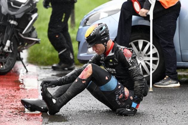 Sport Themen der Woche KW12 WEVELGEM, BELGIUM - MARCH 26 : Milan Jonathan (ITA) of Bahrain - Victorious crashes during the UCI World Tour 85th Flanders Classics Gent - Wevelgem - In Flanders Fields cycling race with start in Ieper and finish in Wevelgem on March 26, 2023 in Wevelgem, Belgium, 26 03 2023 ( Motordriver Kenny Verfaillie - Gent - Wevelgem 2023 Cycling Race PhotoNews Panoramic 