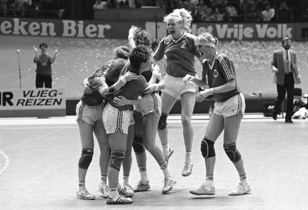 HISTORISKEBILDER NEDERLAND 19861214: Handballjentene jubler etter seieren i bronsefinalen over DDR i handball-VM. Foto: Morten Hvaal NTB NTB NEDERLAND EDITORIAL USE ONLY. RESTRICTED USE FOR BETTING COMPANIES Ref:_SPO0240473368st.jpg *** HISTORICAL PHOTOS NETHERLANDS 19861214 The handball girls celebrate after the victory in the bronze final over GDR in handball World Cup Photo Morten Hvaal NTB NTB NETHERLANDS EDITORIAL USE ONLY RESTRICTED USE FOR BETTING COMPANIES  Copyright: xMortenxHvaalx xNTBx