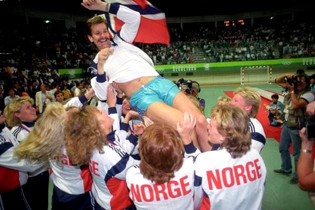 HISTORISKEBILDER SEOUL, KOREA 19880929: En glad trener Sven Tore Jacobsen kastes i vaeret av handballjentene etter seier over Jugoslavia (20-15) under OL i Seoul. Foto: Inge Gjellesvik NTB NTB SEOUL KOREA EDITORIAL USE ONLY. RESTRICTED USE FOR BETTING COMPANIES Ref:_SPO0240473475st.jpg *** HISTORICAL PHOTOS SEOUL, KOREA 19880929 A happy coach Sven Tore Jacobsen is thrown into the air by the handball girls after a victory over Yugoslavia 20 15 during the Olympics in Seoul Photo Inge Gjellesvik NTB NTB SEOUL KOREA EDITORIAL USE ONLY RESTRICTED USE FOR BETTING COMPANIES  Copyright: xIngexGjellesvikx xNTBx
