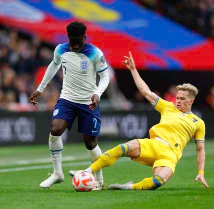 London, England, March 26th 2023: Mykhailo Mudryk (7 Ukraine) tackles Bukayo Saka (7 England) during the UEFA European Qualifiers football match between England and Ukraine at Wembley Stadium in London, England. (James Whitehead SPP) Copyright: xJamesxWhiteheadx xSPPx spp-en-JaWhSp-ENGvUKR090