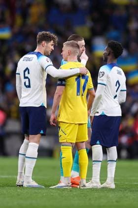 England v Ukraine 26 March 2023, London - UEFA EURO, EM, Europameisterschaft,Fussball 2024 Qualifying - Group C - England v Ukraine - John Stones of England speaks with Oleksandr Zinchenko of Ukraine - Photo: Jacques Feeney Offside. London UK Copyright: xJacquesxFeeneyx xOffsidexOffside