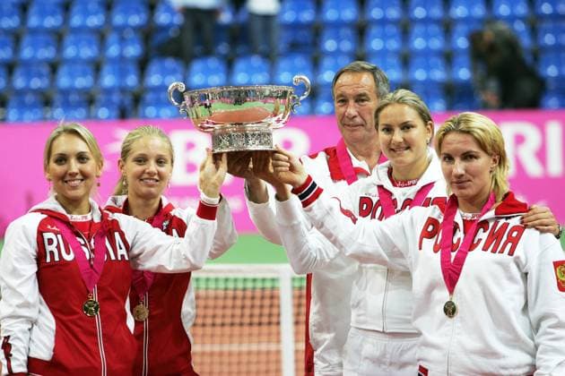 Moscow, Russia. Members of the women s Russian National Tennis Team Yelena Vesnina, Anna Chakvetadze, President of the Russian Tennis Federation, team captain Shamil Tarpishchev, members of the women s team Nadezhda Petrova and Svetlana Kuznetsova (L-R) participate in the award ceremony at the Olympic Sports Complex after winning the finals of the Federation Tennis Cup against the Italian Women s Team. Robert Maximov TASS  58019917