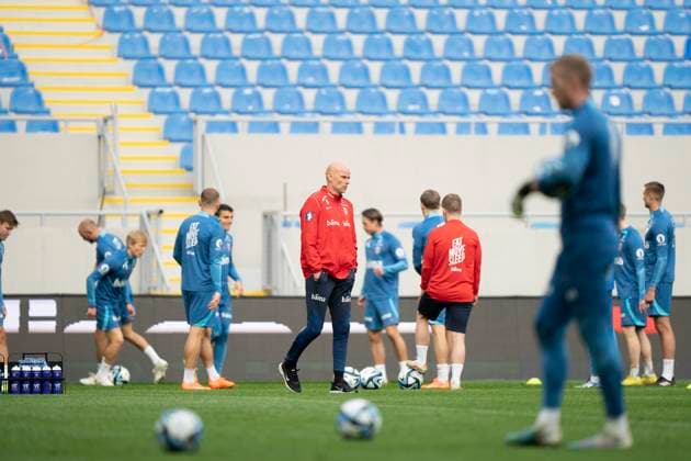 Soccer, training with Norways mens national team Batumi, Georgia 20230327 Norways national team manager Stale Solbakken during a training session with the mens national soccer team for the European Championship qualifying matches in soccer against Georgia Photo Fredrik Varfjell NTB Batumi Georgia EDITORIAL USE ONLY RESTRICTED USE FOR BETTING COMPANIES  Copyright: xFredrikxVarfjellx xNTBx