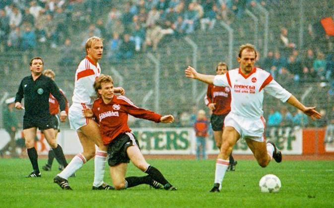 RECORD DATE NOT STATED Aus 1. BL. Saison 1987 88 Hannover 96 - 1. FC Nuernberg 1:2 am 31.10.1987. Im Foto: Han96 Spieler ist Brnd Dierßen *** From 1 BL season 1987 88 Hannover 96 1 FC Nuernberg 1 2 on 31 10 1987 In photo Han96 player is Brnd Dierßen