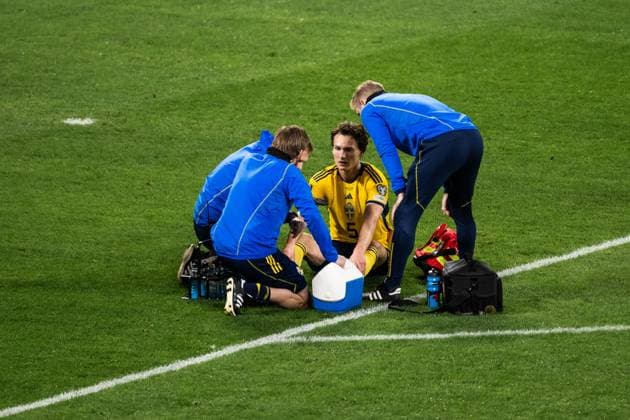 230327 Hjalmar Ekdal of Sweden in pain during the UEFA EURO, EM, Europameisterschaft,Fussball Qualifier, EM, Europameisterschaft football match between Sweden and Azerbaijan on March 27, 2023 in Stockholm. Photo: Emma Wallskog BILDBYRAN COP 320 JZ0347 bbeng football soccer fotboll fotball uefa euro qualifier landskamp emkval em-kvalifisering em-kvalik sverige sverige a sweden azerbajdzjan Copyright: EMMAxWALLSKOG BB230327EW013